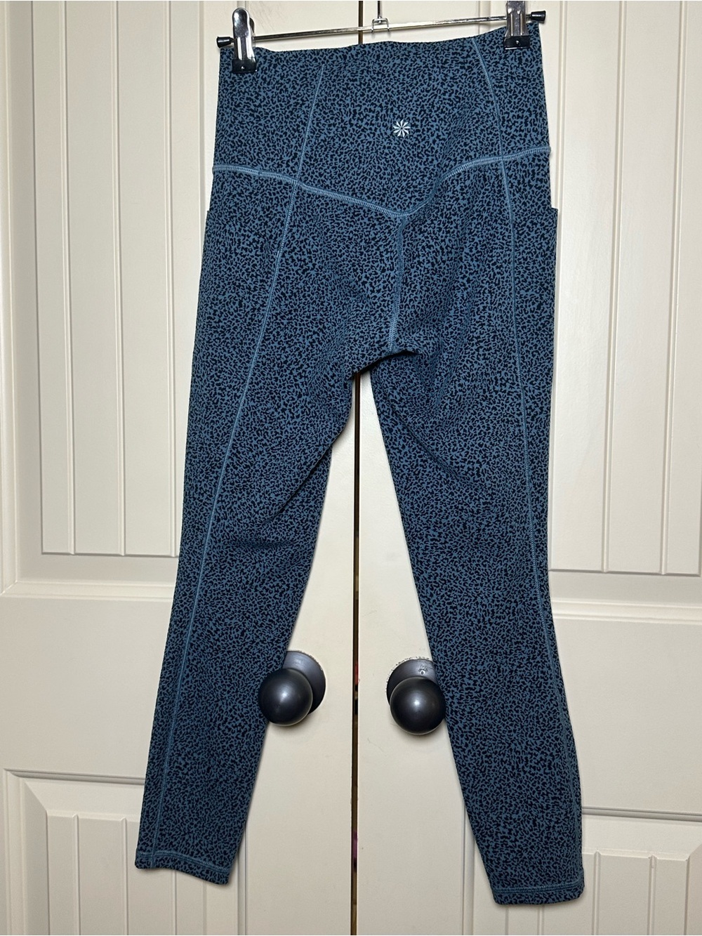 Athleta Salutation Stash II High Rise Blue Black Leopard Print 7/8 Leggings XS - Picture 4 of 12